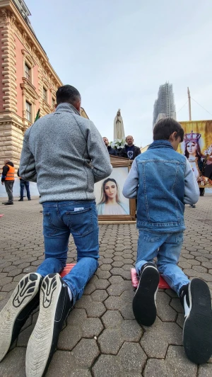 MOĆNI PRIZORI Fotografije očeva i sinova kako zajedno mole krunicu