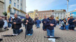 MOĆNI PRIZORI Fotografije očeva i sinova kako zajedno mole krunicu