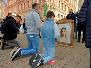 MOĆNI PRIZORI Fotografije očeva i sinova kako zajedno mole krunicu