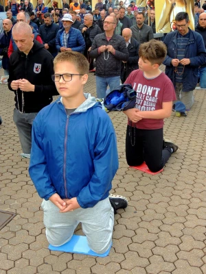 MOĆNI PRIZORI Fotografije očeva i sinova kako zajedno mole krunicu