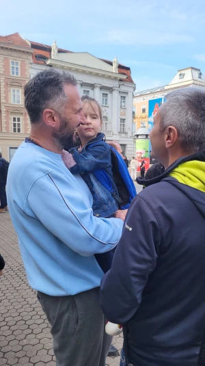 MOĆNI PRIZORI Fotografije očeva i sinova kako zajedno mole krunicu