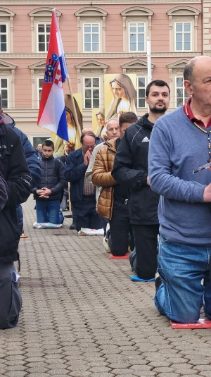MOĆNI PRIZORI Fotografije očeva i sinova kako zajedno mole krunicu
