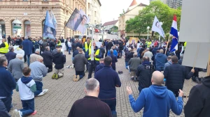 MOĆNI PRIZORI Fotografije očeva i sinova kako zajedno mole krunicu