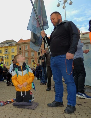 MOĆNI PRIZORI Fotografije očeva i sinova kako zajedno mole krunicu