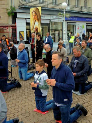MOĆNI PRIZORI Fotografije očeva i sinova kako zajedno mole krunicu