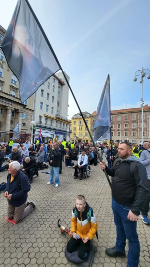 MOĆNI PRIZORI Fotografije očeva i sinova kako zajedno mole krunicu