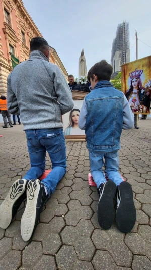 MOĆNI PRIZORI Fotografije očeva i sinova kako zajedno mole krunicu