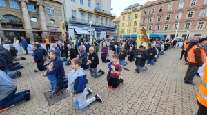 MOĆNI PRIZORI Fotografije očeva i sinova kako zajedno mole krunicu