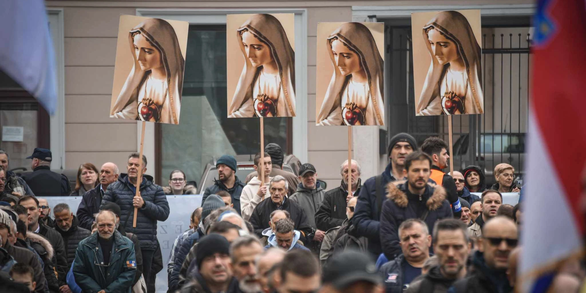I ove prve subote muškarci mole krunicu na Trgu