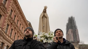 FOTO & VIDEO Održana najmirnija, najposjećenija i najmilosnija muška molitva krunice na Trgu