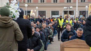 FOTO & VIDEO Održana najmirnija, najposjećenija i najmilosnija muška molitva krunice na Trgu