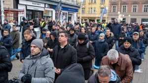 FOTO & VIDEO Održana najmirnija, najposjećenija i najmilosnija muška molitva krunice na Trgu