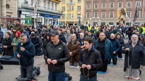 FOTO & VIDEO Održana najmirnija, najposjećenija i najmilosnija muška molitva krunice na Trgu