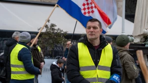 FOTO & VIDEO Održana najmirnija, najposjećenija i najmilosnija muška molitva krunice na Trgu