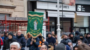 FOTO & VIDEO Održana najmirnija, najposjećenija i najmilosnija muška molitva krunice na Trgu
