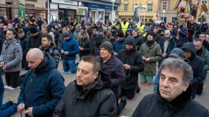 FOTO & VIDEO Održana najmirnija, najposjećenija i najmilosnija muška molitva krunice na Trgu