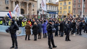 FOTO & VIDEO Održana najmirnija, najposjećenija i najmilosnija muška molitva krunice na Trgu