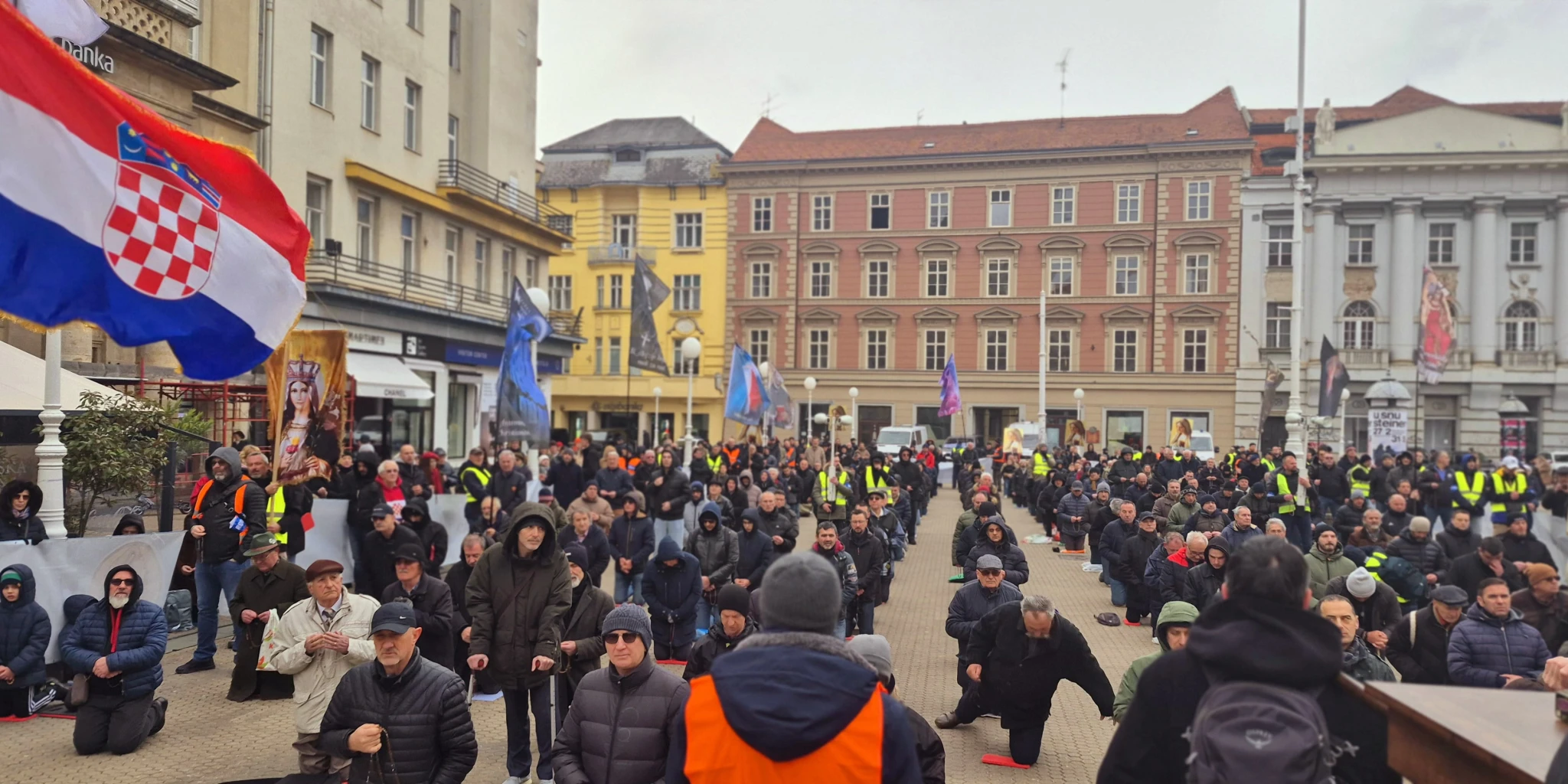 FOTO & VIDEO Održana još jedna mirna, milosna i posjećena muška molitva krunice na Trgu