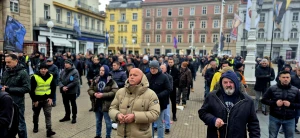 FOTO & VIDEO Održana još jedna mirna, milosna i posjećena muška molitva krunice na Trgu
