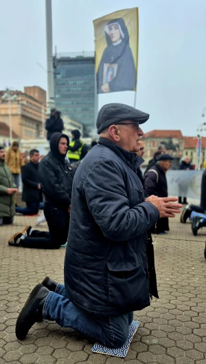 FOTO & VIDEO Održana još jedna mirna, milosna i posjećena muška molitva krunice na Trgu