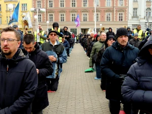 FOTO & VIDEO Održana još jedna mirna, milosna i posjećena muška molitva krunice na Trgu