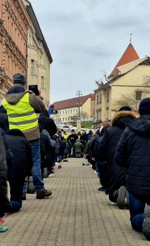 FOTO & VIDEO Održana još jedna mirna, milosna i posjećena muška molitva krunice na Trgu