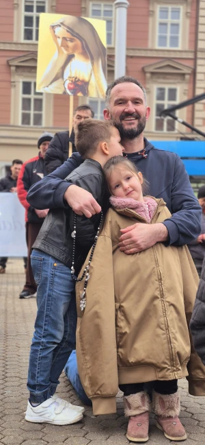 FOTO & VIDEO Održana još jedna mirna, milosna i posjećena muška molitva krunice na Trgu