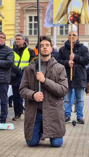 FOTO & VIDEO Održana još jedna mirna, milosna i posjećena muška molitva krunice na Trgu