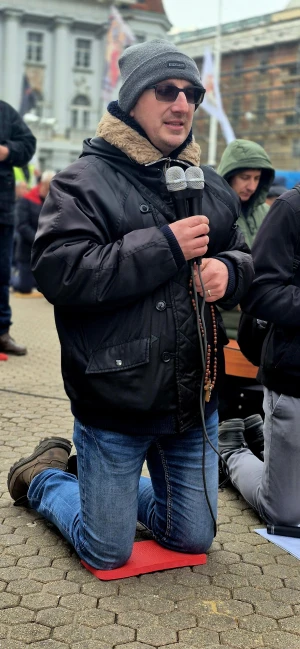 FOTO & VIDEO Održana još jedna mirna, milosna i posjećena muška molitva krunice na Trgu