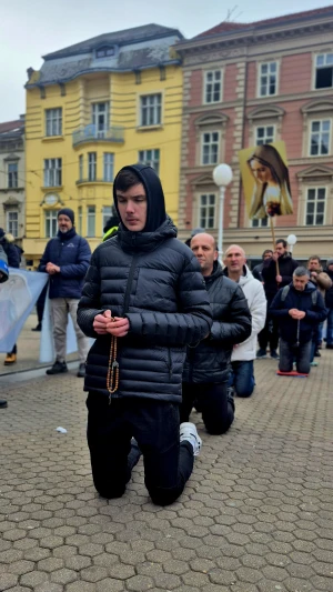 FOTO & VIDEO Održana još jedna mirna, milosna i posjećena muška molitva krunice na Trgu