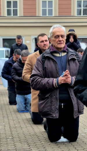 FOTO & VIDEO Održana još jedna mirna, milosna i posjećena muška molitva krunice na Trgu