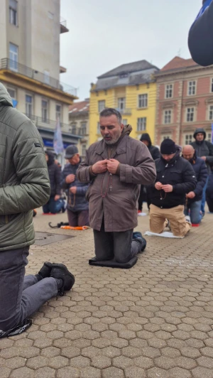 FOTO & VIDEO Održana još jedna mirna, milosna i posjećena muška molitva krunice na Trgu