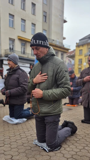 FOTO & VIDEO Održana još jedna mirna, milosna i posjećena muška molitva krunice na Trgu