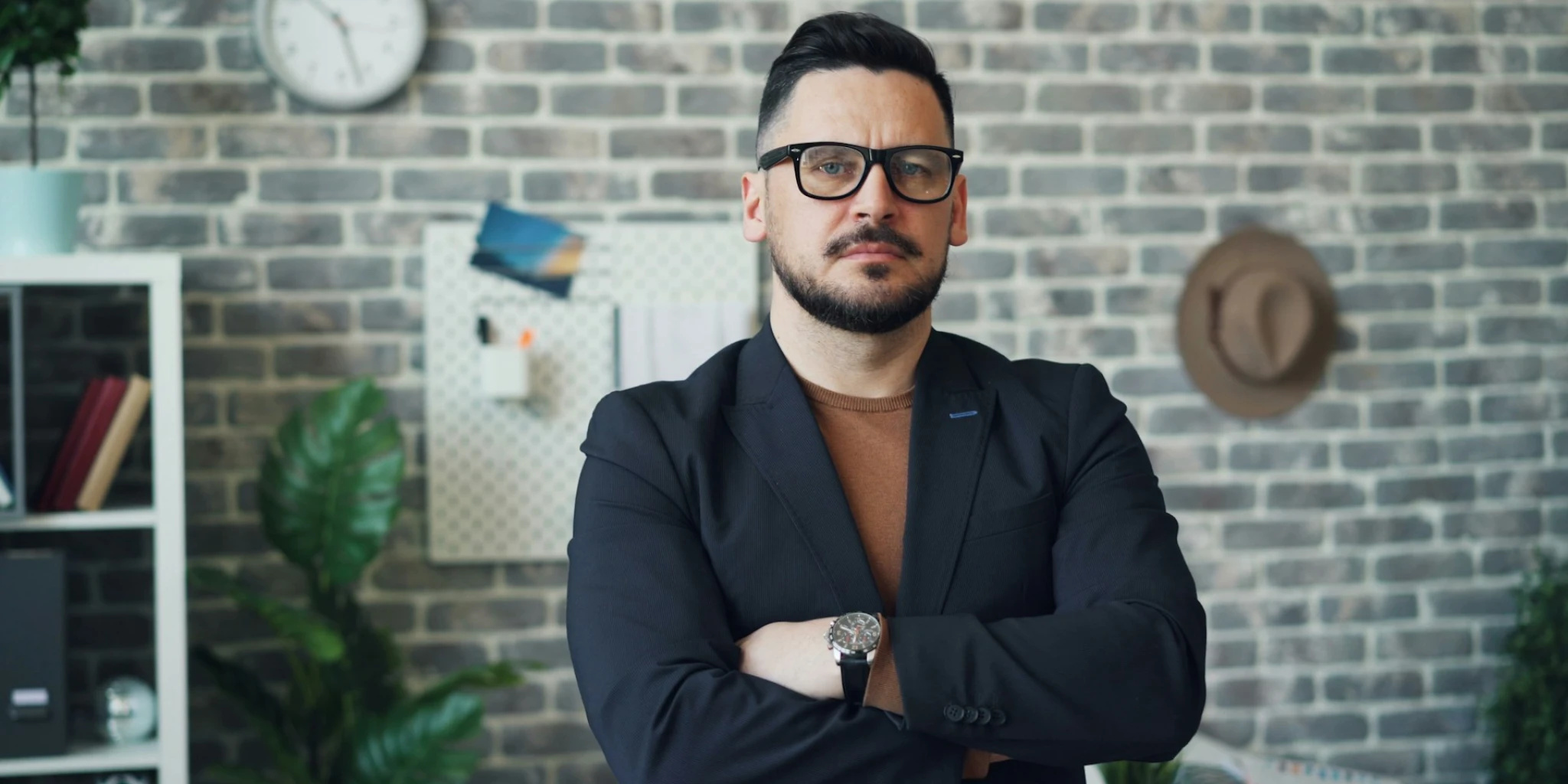 CHAT GPT SLAŽE SE S NAMA: Pravi 'lider' služi, a ne vlada