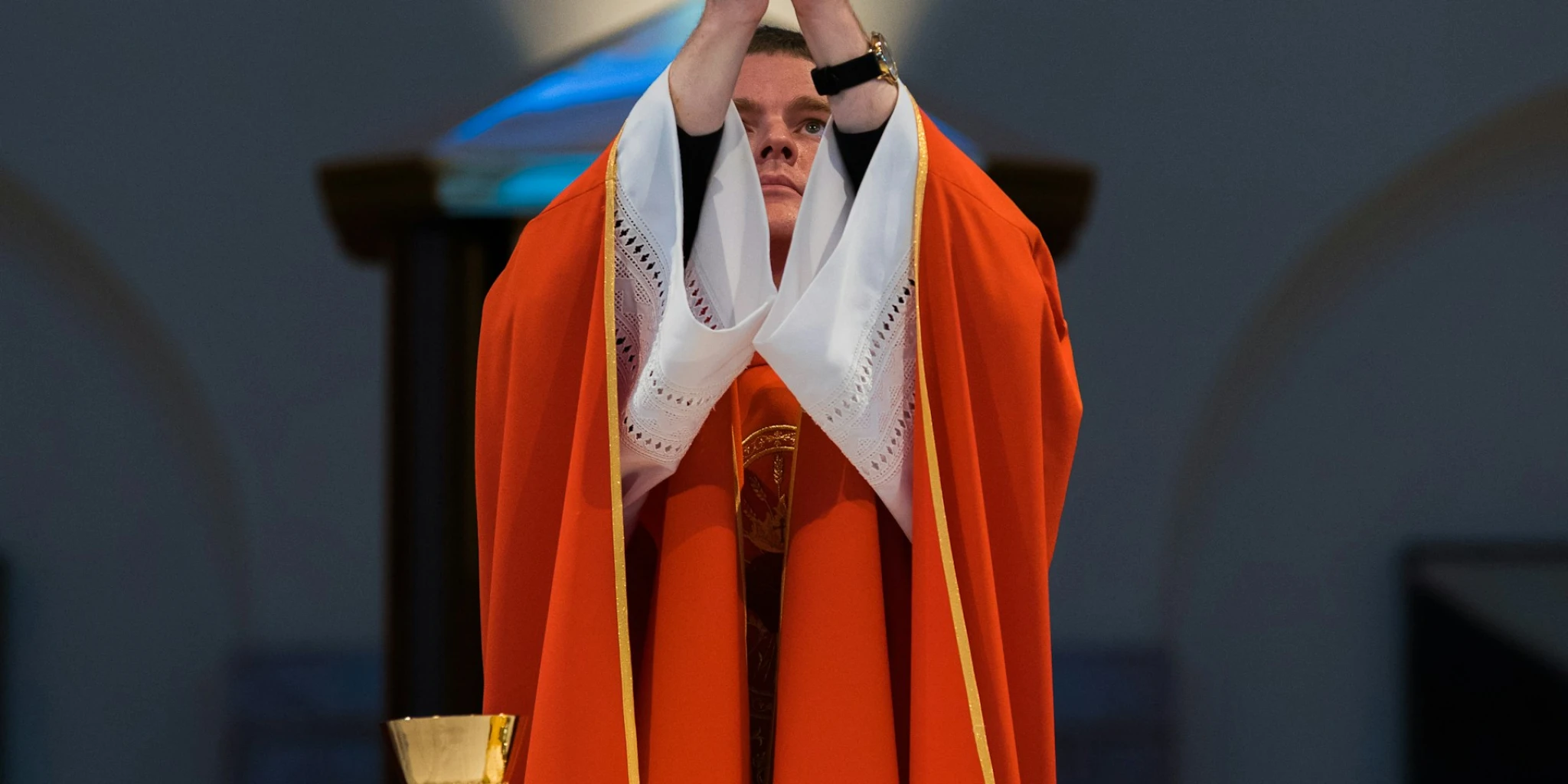 SVEĆENIK ODGOVARA Zove li me Bog na svećeništvo?