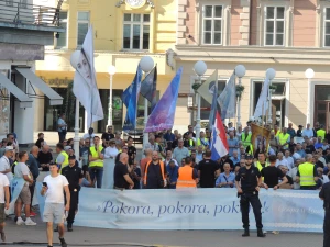FOTO & VIDEO Održana najposjećenija i najmirnija prva subota u mjesecu na Trgu