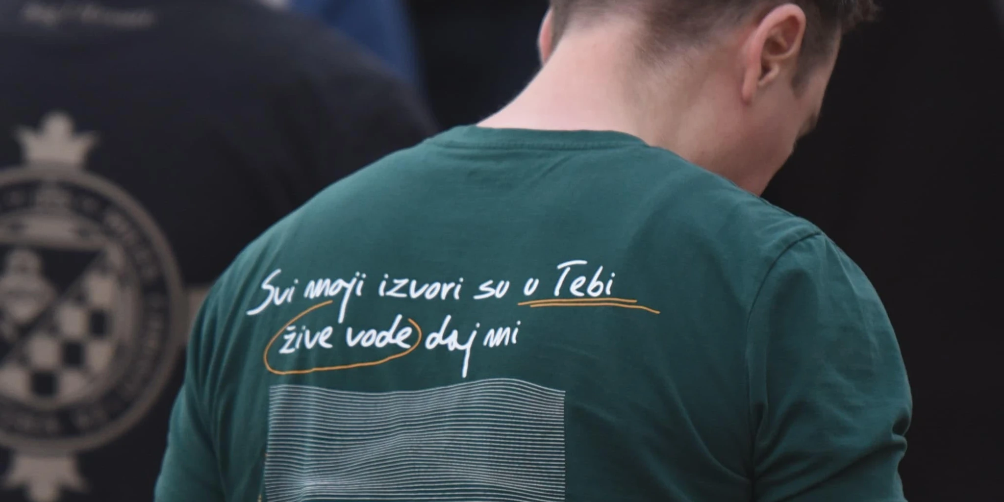 Oni stoje ponosno kao muževi koji brane čast žene…