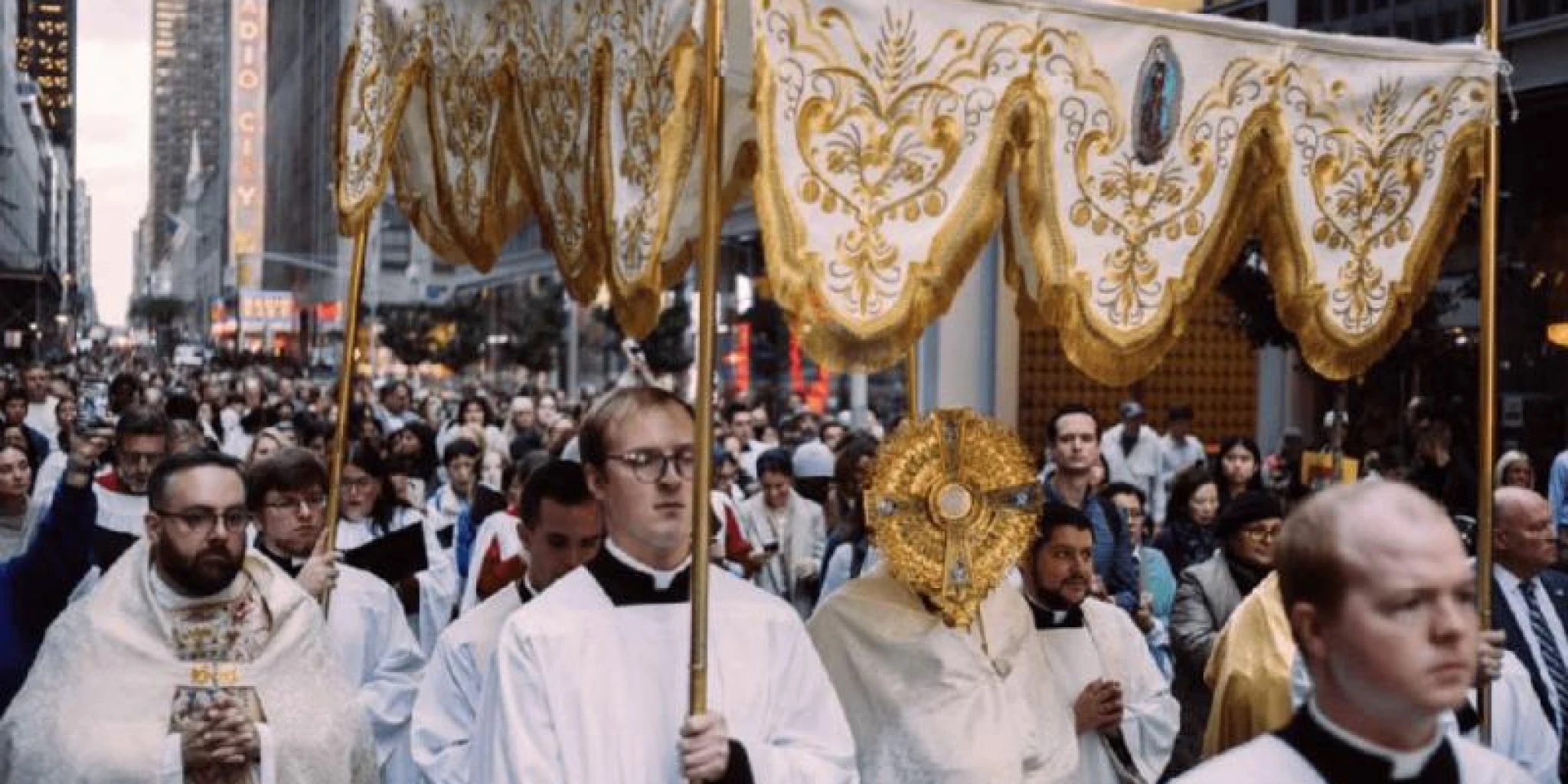 PREKRASNI PRIZORI Procesija ulicama New Yorka