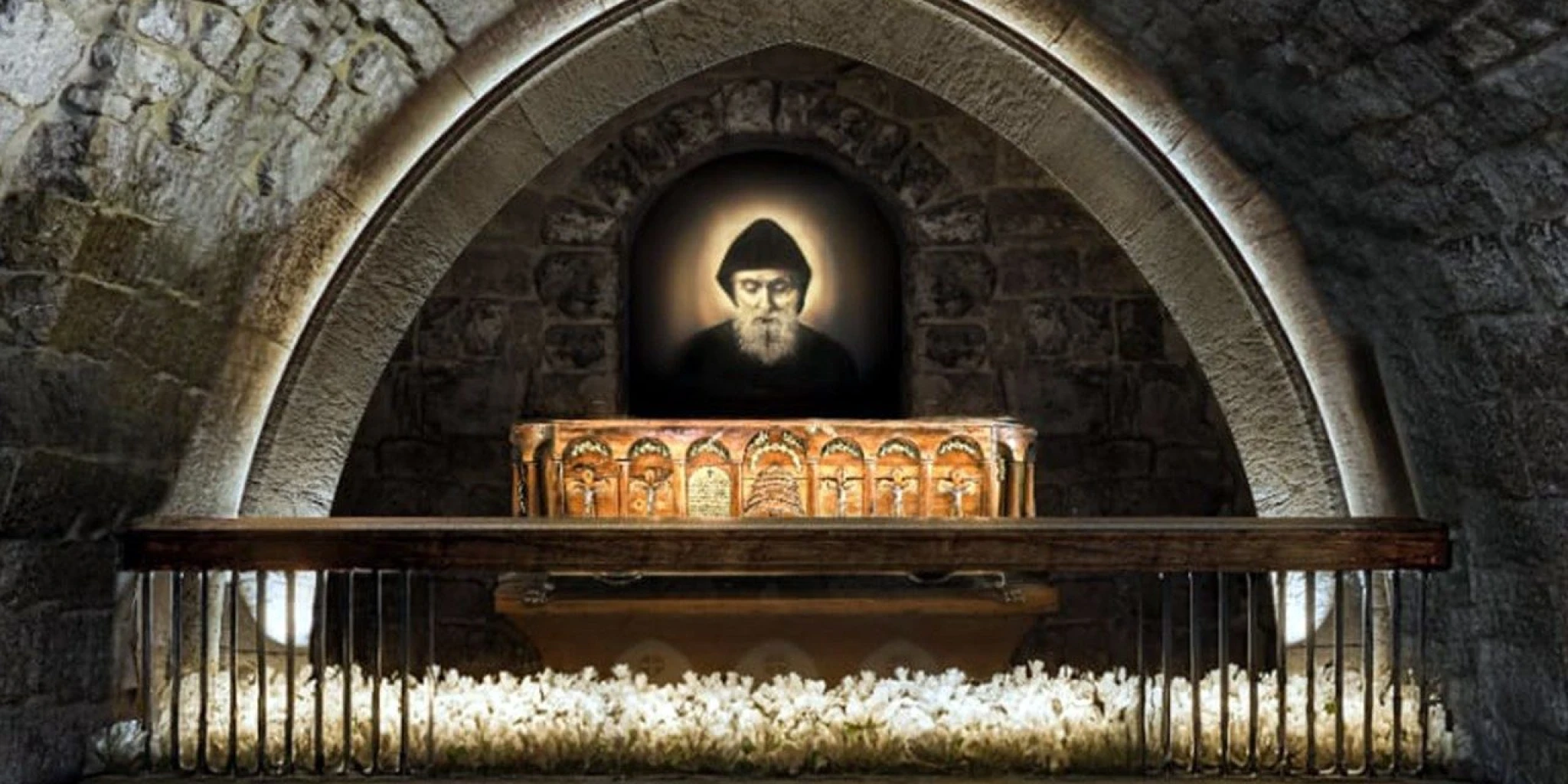 Papa je molio na grobu sv. Šarbela!