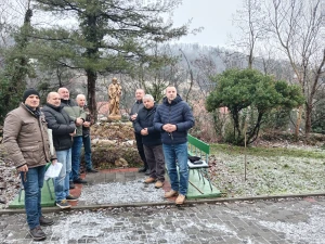 MOĆNI PRIZORI Ovako su jučer muškarci molili krunicu diljem Hrvatske usprkos hladnoći