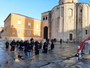 MOĆNI PRIZORI Ovako su jučer muškarci molili krunicu diljem Hrvatske usprkos hladnoći