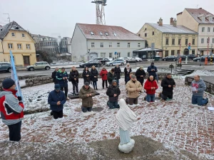 MOĆNI PRIZORI Ovako su jučer muškarci molili krunicu diljem Hrvatske usprkos hladnoći