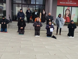 MOĆNI PRIZORI Ovako su jučer muškarci molili krunicu diljem Hrvatske usprkos hladnoći