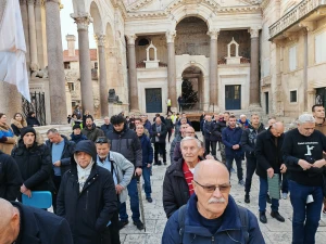 MOĆNI PRIZORI Ovako su jučer muškarci molili krunicu diljem Hrvatske usprkos hladnoći