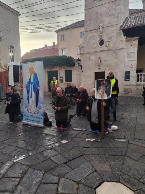 MOĆNI PRIZORI Ovako su jučer muškarci molili krunicu diljem Hrvatske usprkos hladnoći