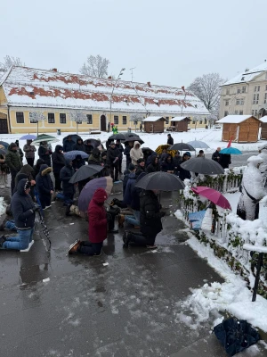 MOĆNI PRIZORI Ovako su jučer muškarci molili krunicu diljem Hrvatske usprkos hladnoći