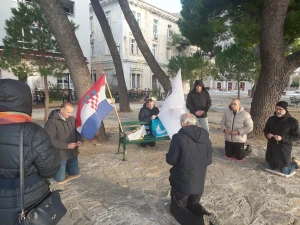 MOĆNI PRIZORI Ovako su jučer muškarci molili krunicu diljem Hrvatske usprkos hladnoći