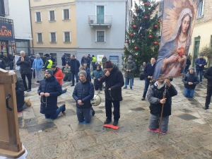 MOĆNI PRIZORI Ovako su jučer muškarci molili krunicu diljem Hrvatske usprkos hladnoći