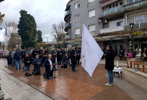 MOĆNI PRIZORI Ovako su jučer muškarci molili krunicu diljem Hrvatske usprkos hladnoći