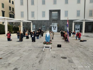 MOĆNI PRIZORI Ovako su jučer muškarci molili krunicu diljem Hrvatske usprkos hladnoći